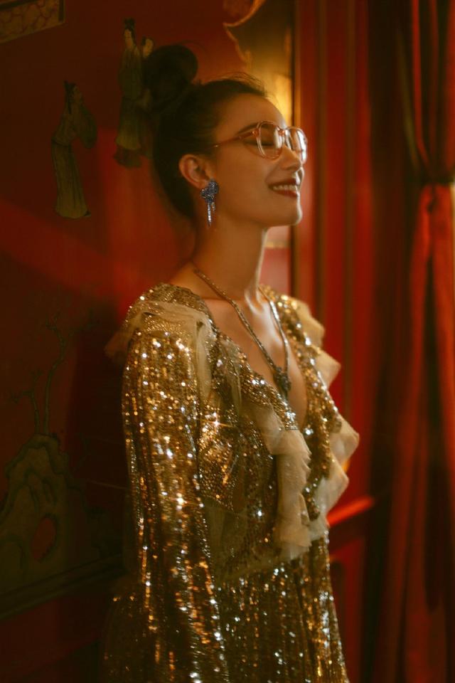 倪妮挑战红配绿,西服套装 粉色衬衫霸气侧漏,一般人驾驭不了!