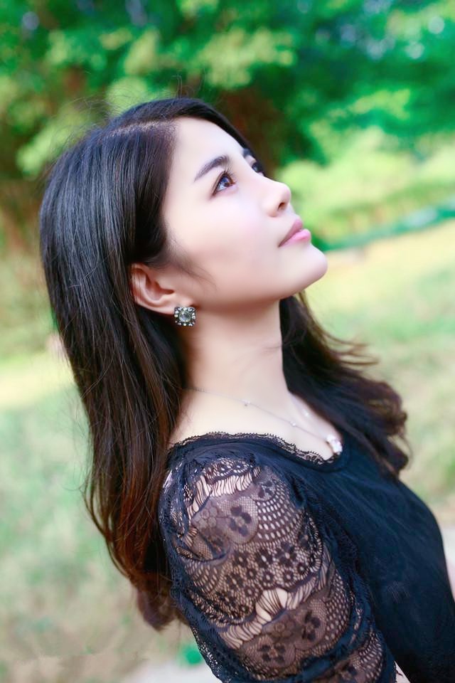 户外阳光下一个有着成熟美的素雅女子