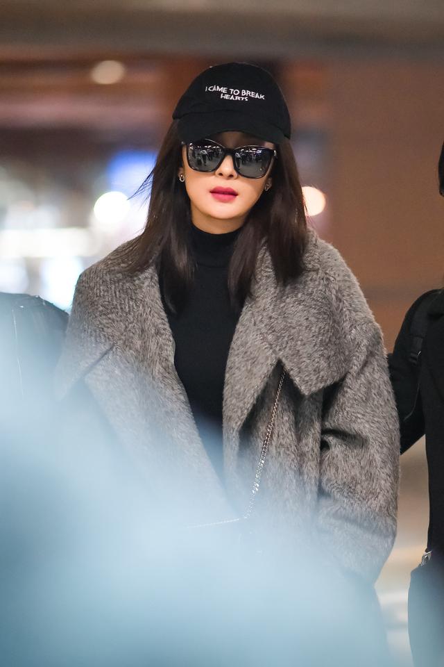 杨幂机场街拍太赞,是时尚感太高还是太时髦?