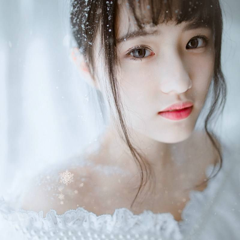 颜值高的女孩雪中唯美人体写真