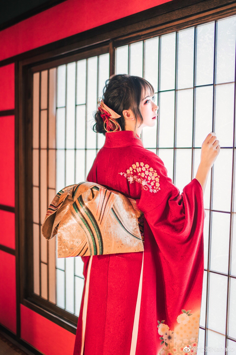 穿红色和服的少女 出镜 摄影