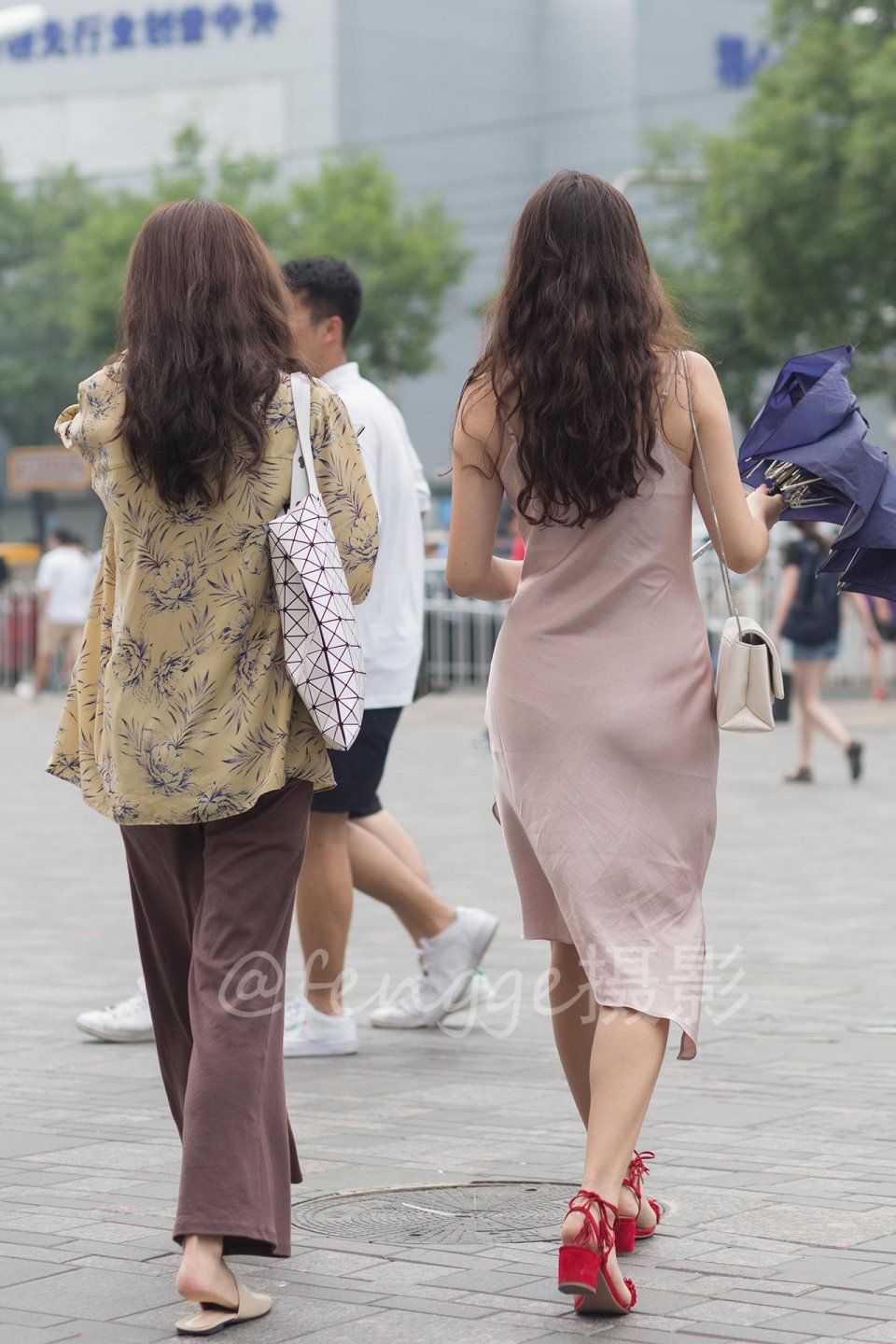 街拍: 十张靓丽的背影街拍, 时尚、神秘, 各有看点|腰封|吊带|街拍_新浪新闻