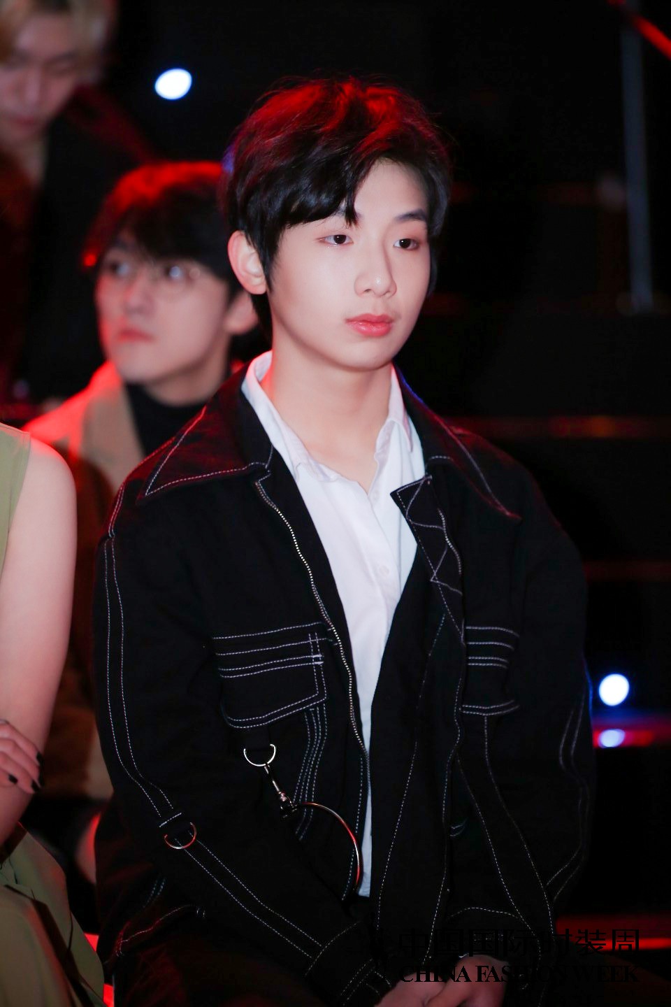 演员杨嘉华亮相国际时装周 帅气随性少年感十足