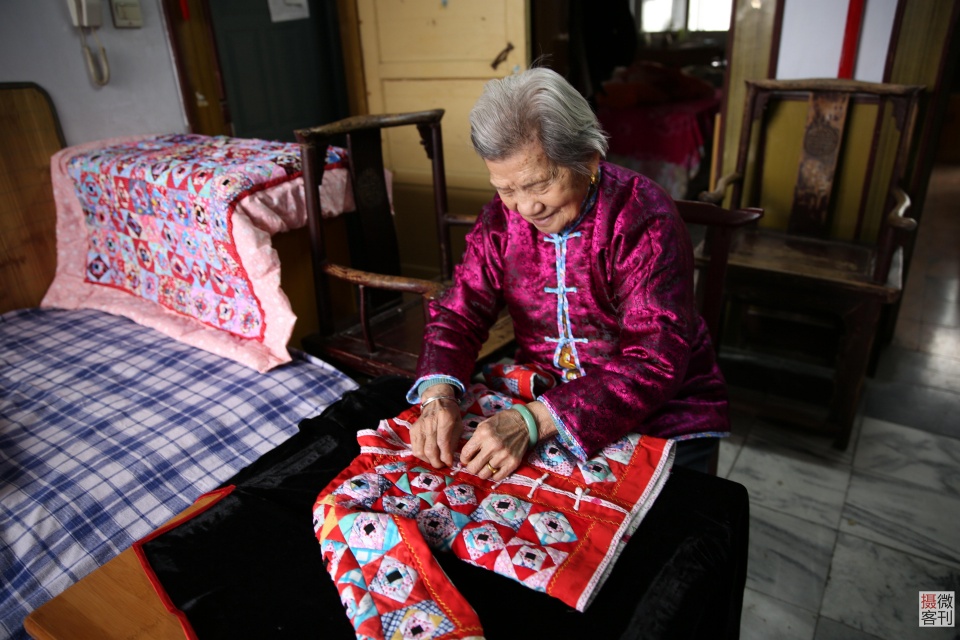 八旬老太每天手工缝制百家衣亲朋疯抢只为收藏