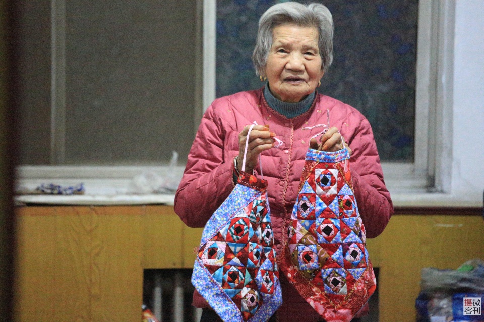 八旬老太每天手工缝制百家衣亲朋疯抢只为收藏