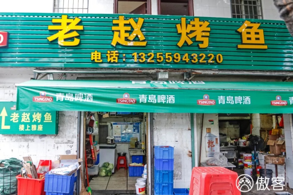 大榕树下这家烤鱼店,老顾客为它跨桥跑了15年!