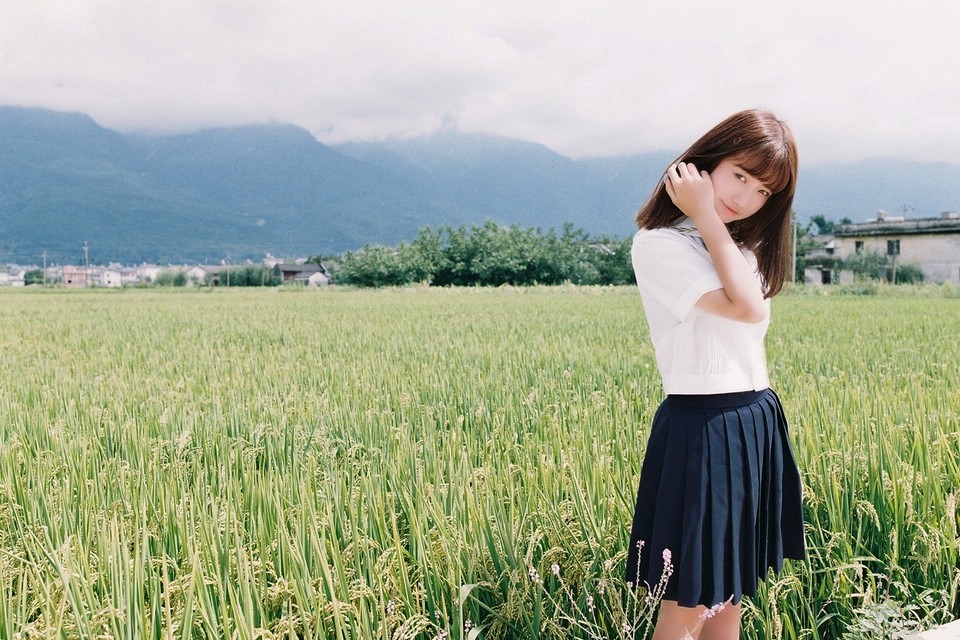 户外美景下的阳光可爱少女姑娘