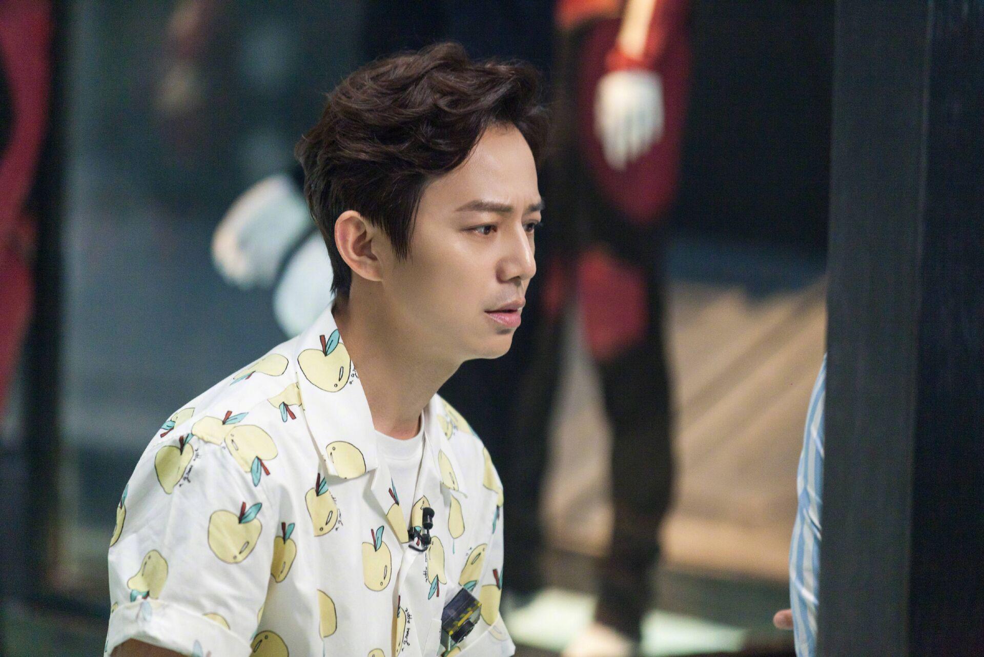 42岁的李维嘉和44岁的何炅,你们觉得谁更显年轻?