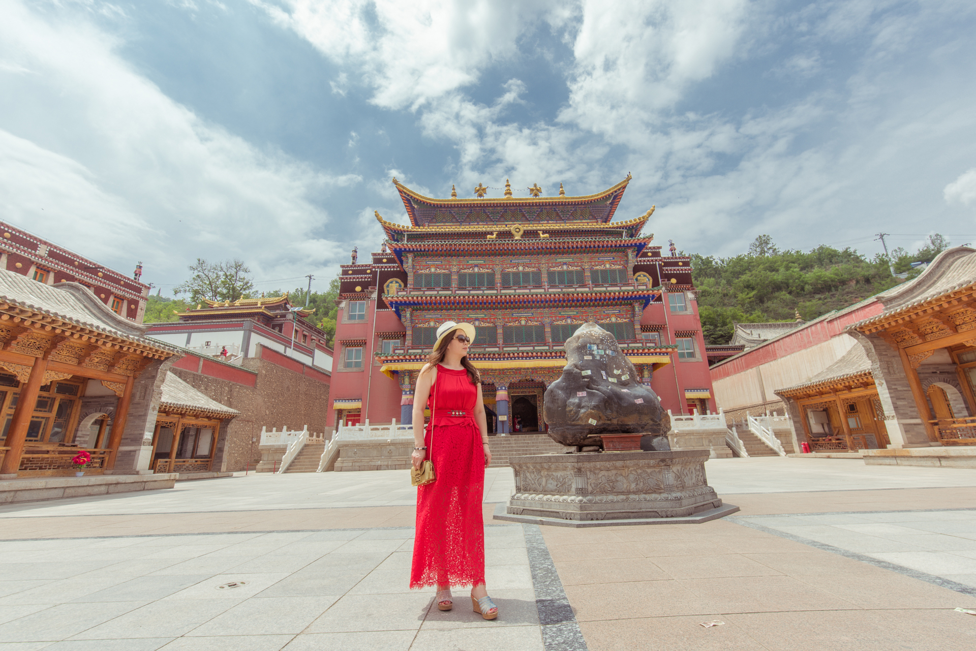 青海旅拍,西宁,塔尔寺.正值放暑假,辣妈带上小朋友去旅行.