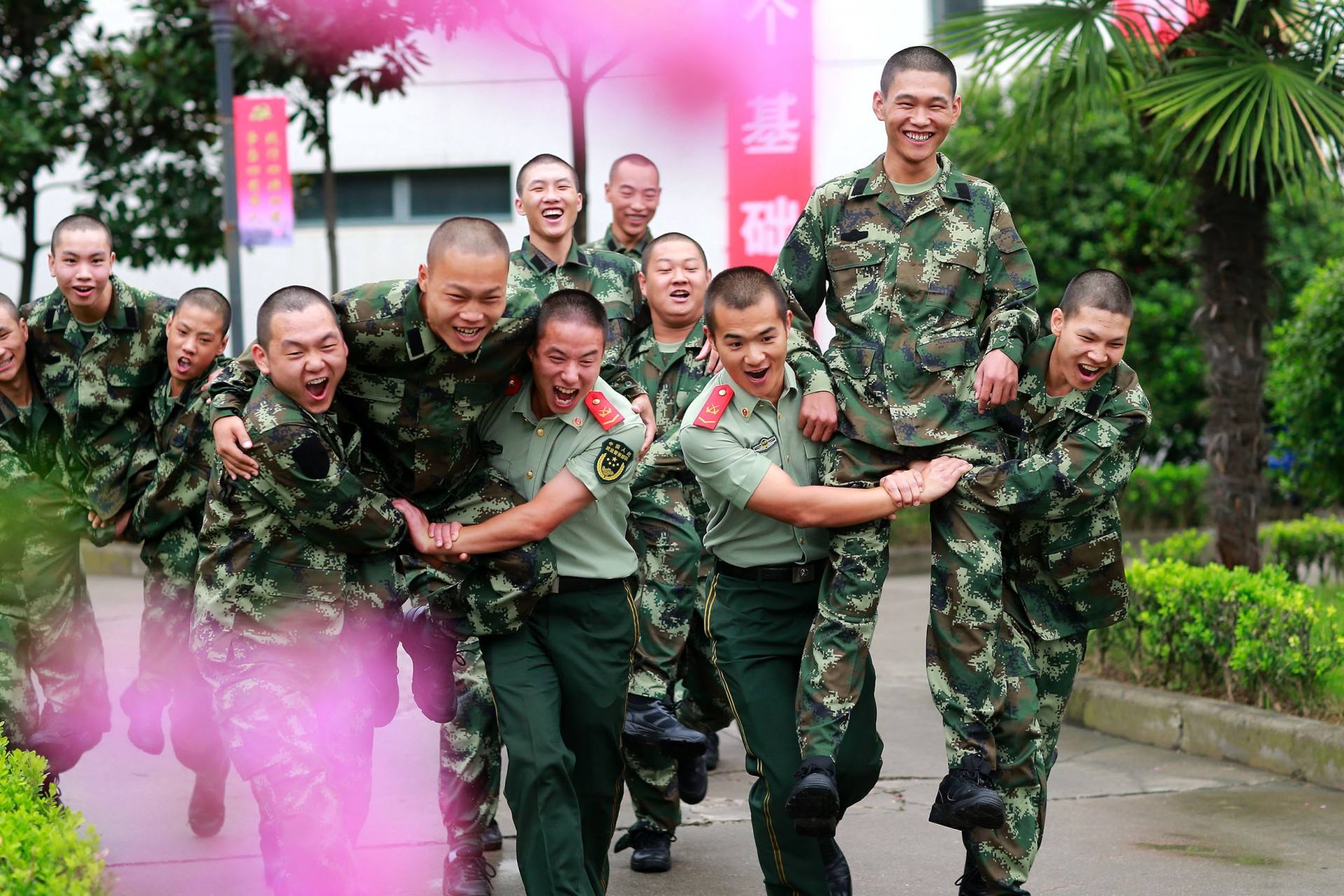 大半夜起来给你盖被子的仅仅只有你的父母还有你的新兵班长