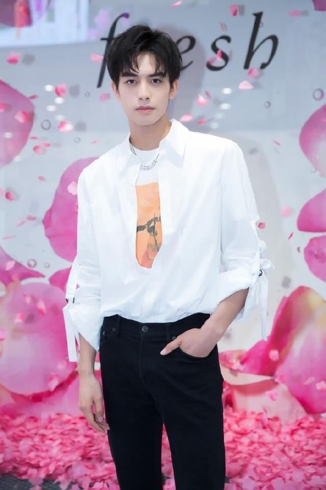 宋威龙白衬衫黑裤子却像漫画王子,19岁颜值自带阳光的味道