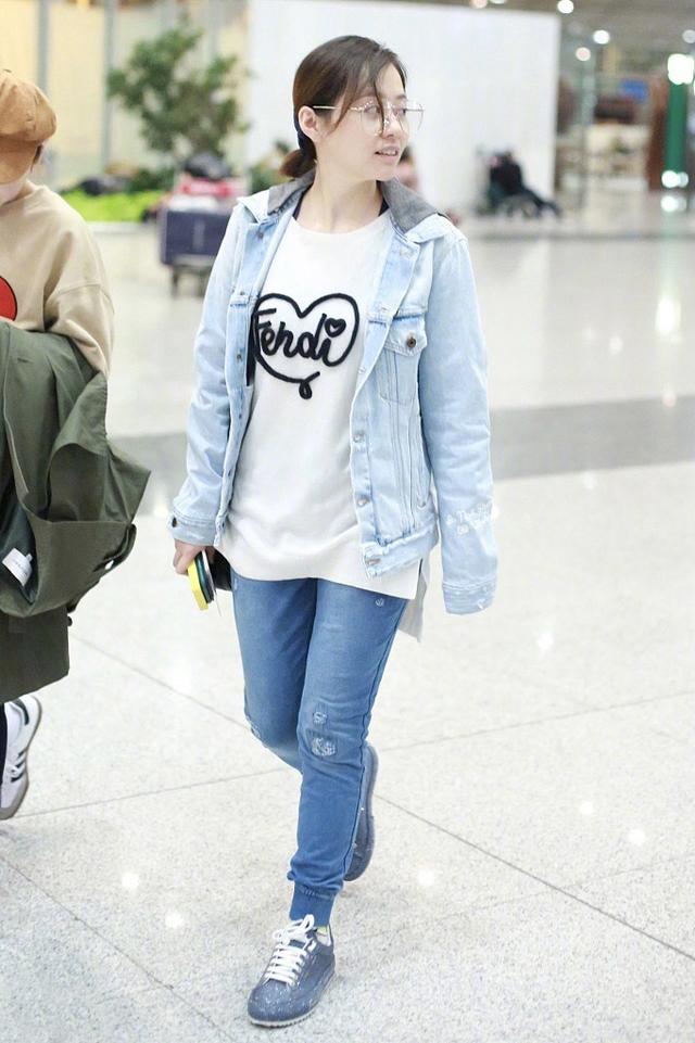 张靓颖太接地气了,全身牛仔素颜现身,面对镜头变"苦笑"表情包