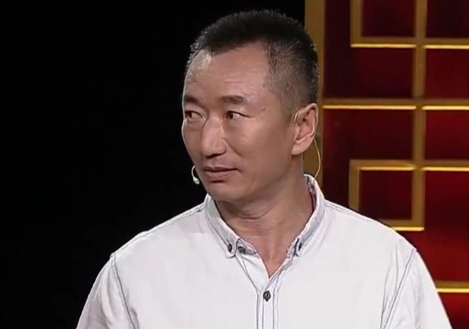 大叔带一块石头来鉴宝,专家以为25元一斤,仔细看后连连夸赞!