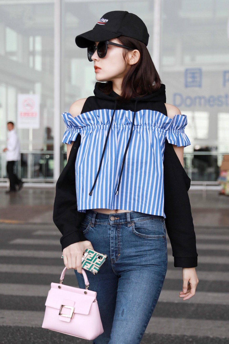 时尚穿搭古力娜扎露脐上衣配紧身裤穿出胯比肩宽