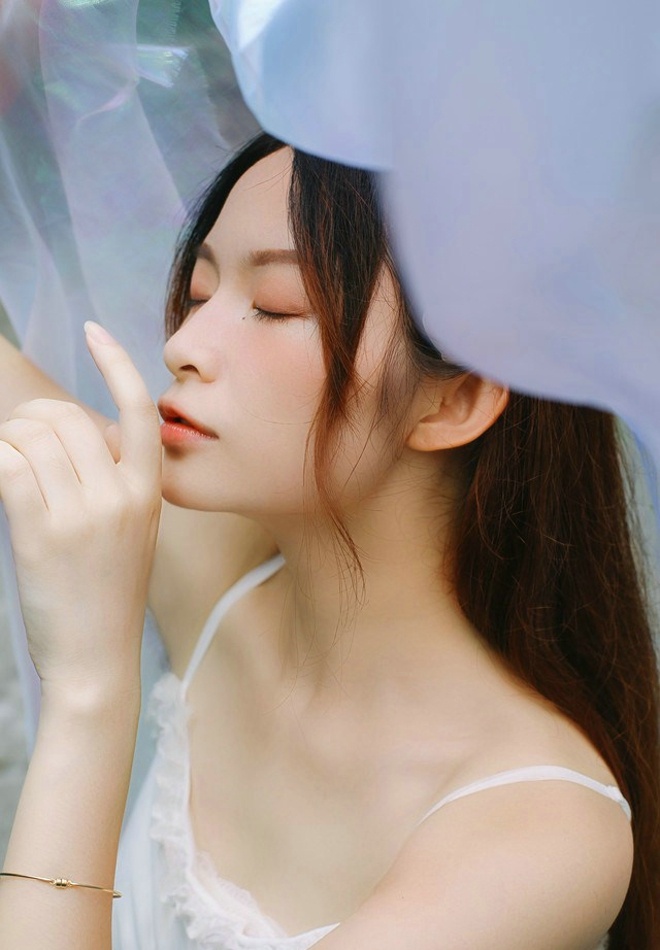 白纱裙美女微翘嘴唇甜美娇巧唯美写真集