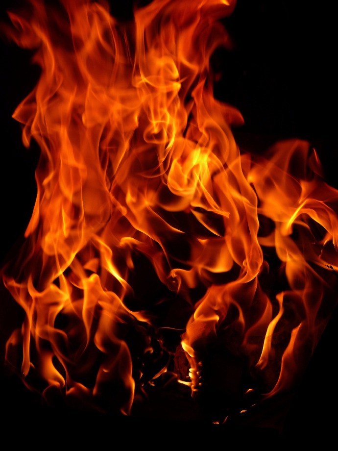 北风飘飞雪屋内围烤炉