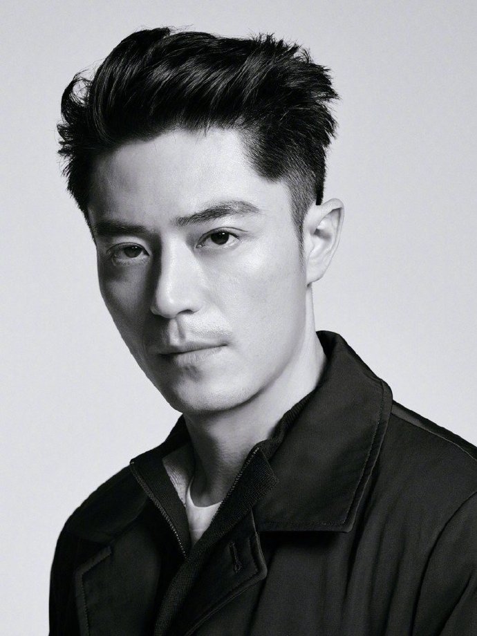 霍建华"微笑后遗症",最新照唇部皱纹明显,网友:男神瞬间老了