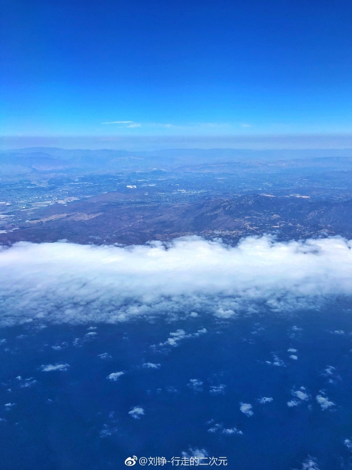 洛杉矶上方的天空之境,仿佛置身于浩瀚的宇宙间.飞向蓝天