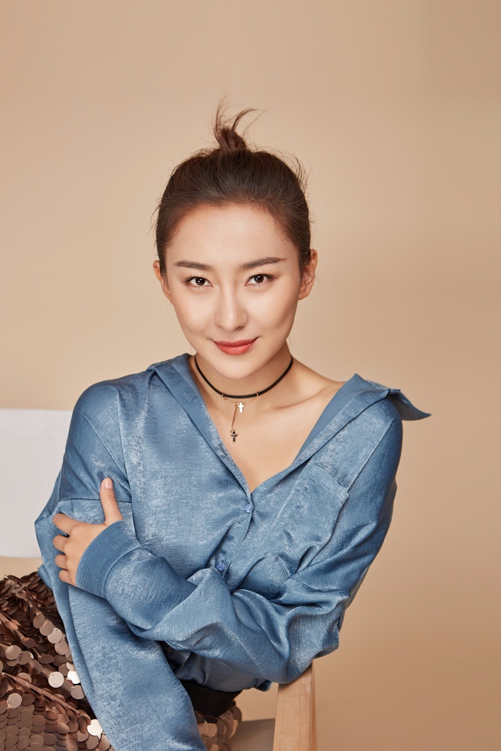 近日,演员吉丽释出一组全新时尚大片.