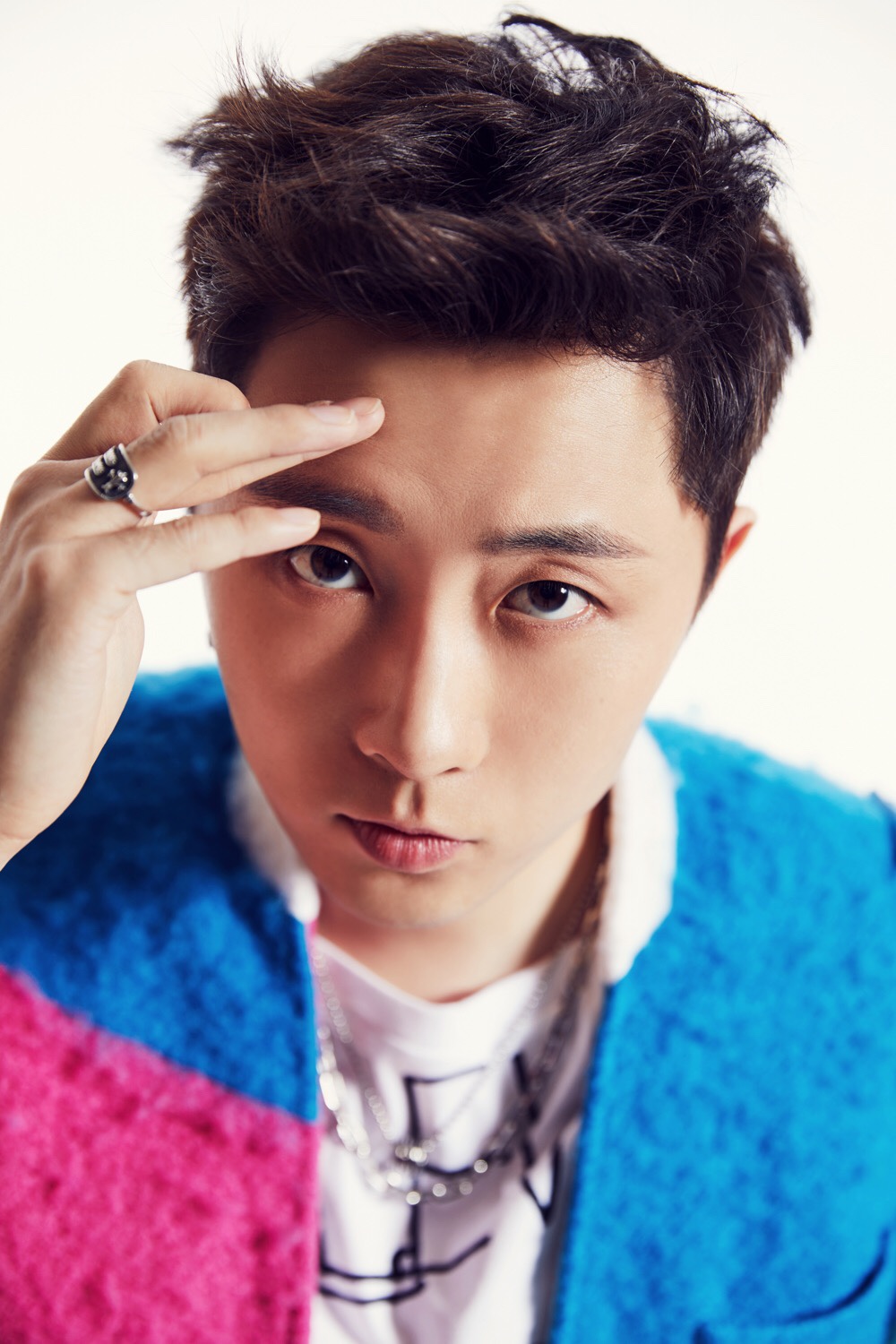 宋秉洋新歌上线曝炫彩写真 酷装演绎压倒视线的音乐态度