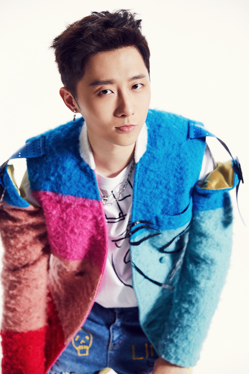 宋秉洋新歌上线曝炫彩写真 酷装演绎压倒视线的音乐态度