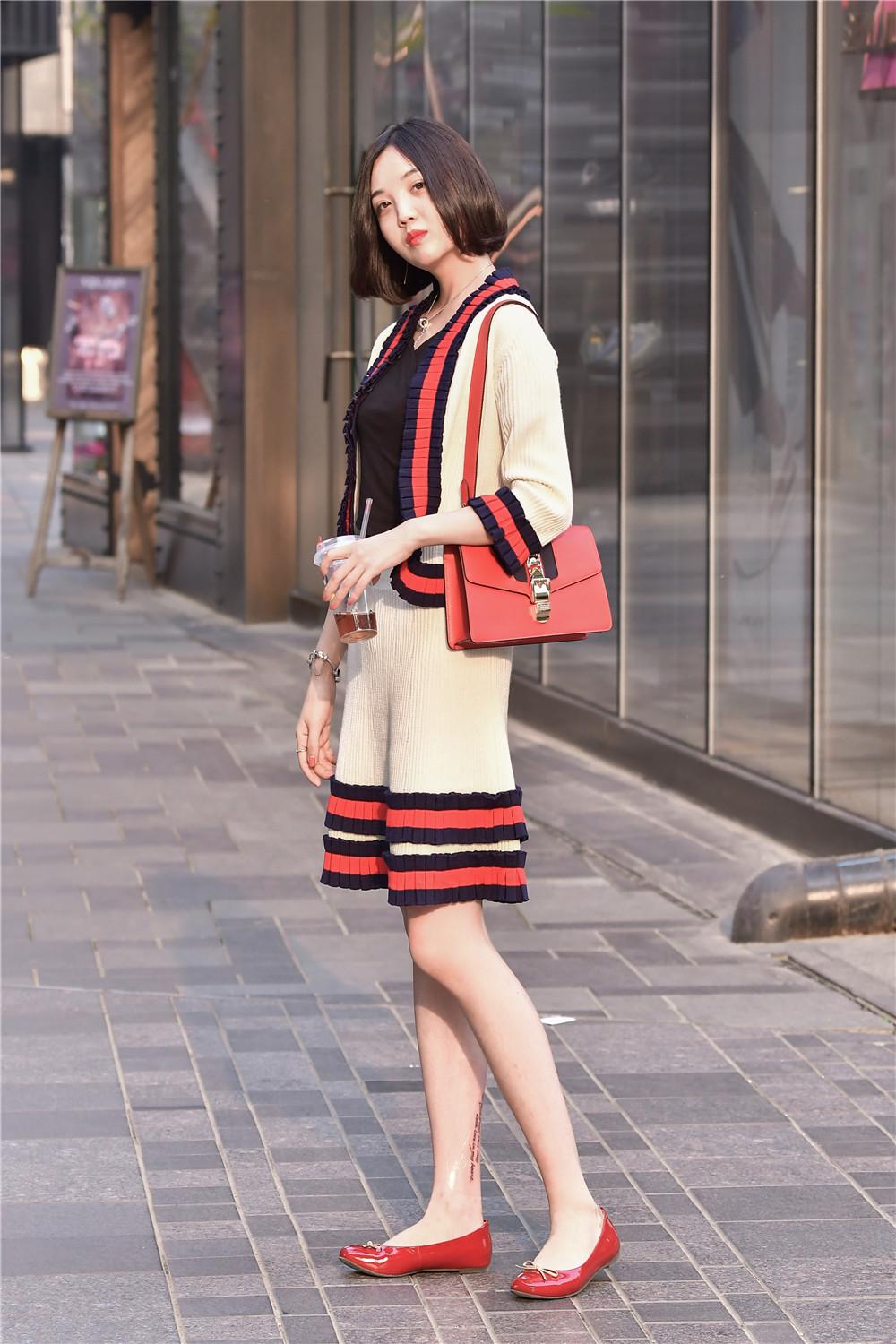 街拍姑娘们有美丽的颜值还有姣好的身材真叫人羡慕