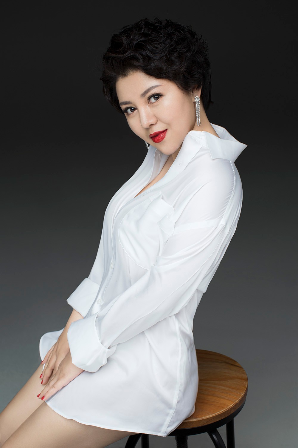 雪村娇妻俞思妍晚春写真曝光白衬衫显清新气质