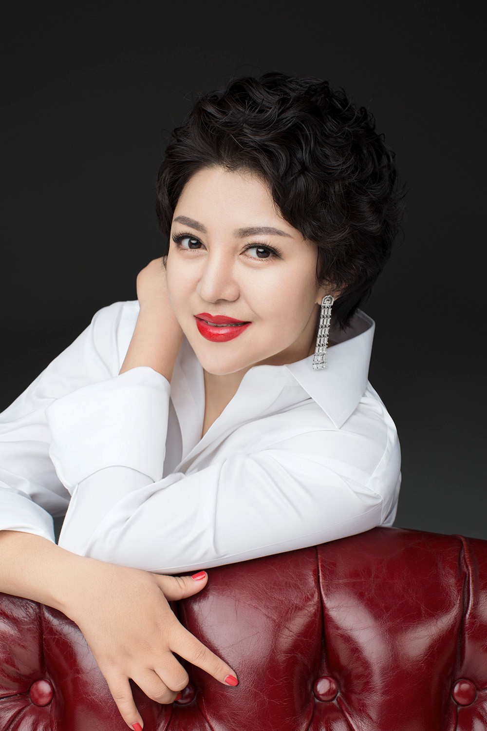 雪村娇妻俞思妍晚春写真曝光白衬衫显清新气质