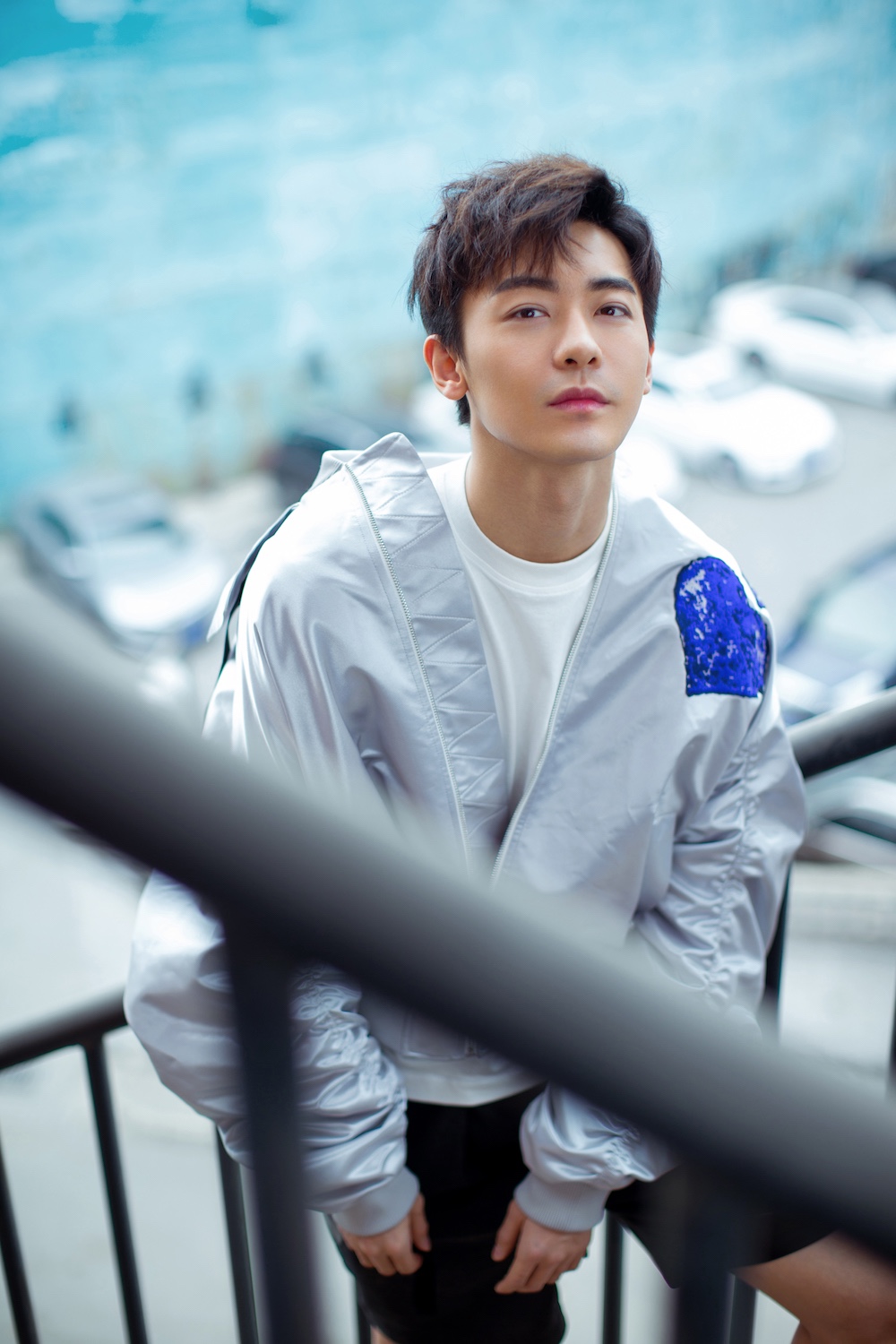 华策小生赵志伟曝全新写真 冷调都市间定义时尚温度