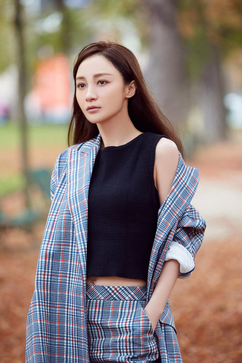 姚笛巴黎街头写真曝光 简单时尚尽显高级感