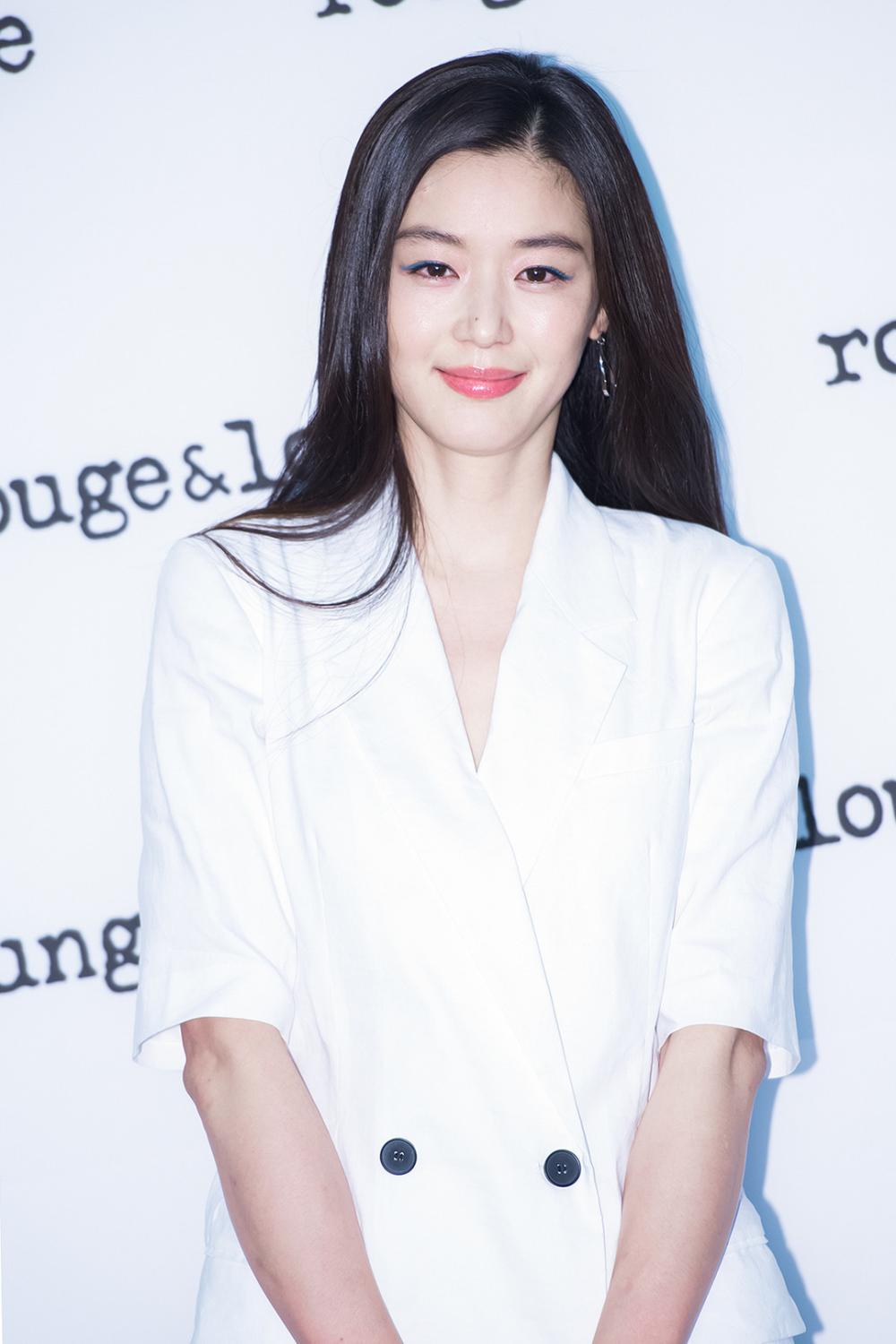 全智贤烈焰红唇出席活动,大长腿很吸睛,轻撩头发妩媚迷人