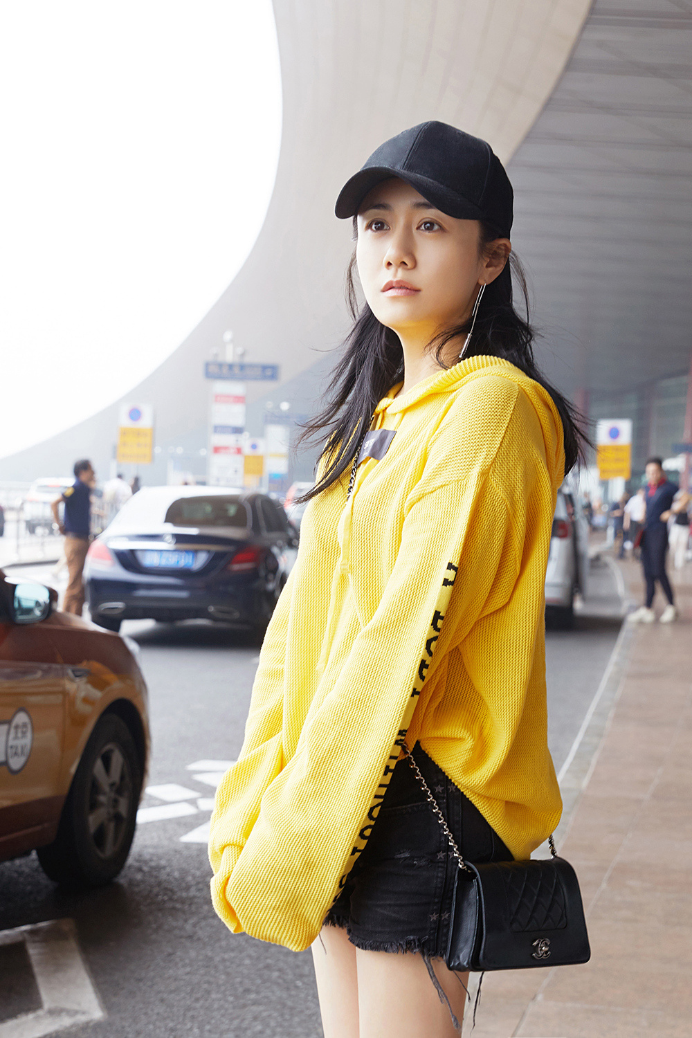 刘芸机场帽衫短裤青春范儿美腿修长超少女