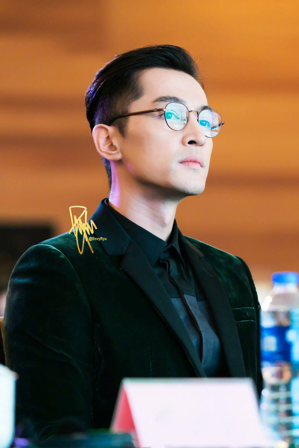 戴眼镜的胡歌,斯斯文文的,这张脸,是多少部言情小说的男主标配啊