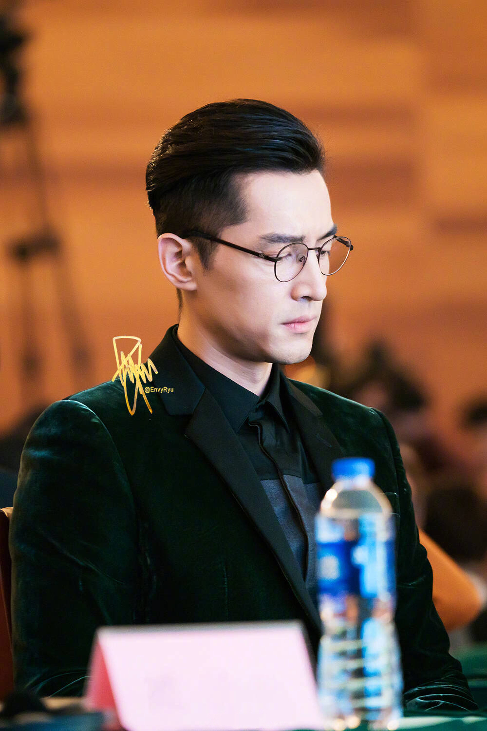 戴眼镜的胡歌,斯斯文文的,这张脸,是多少部言情小说的男主标配啊