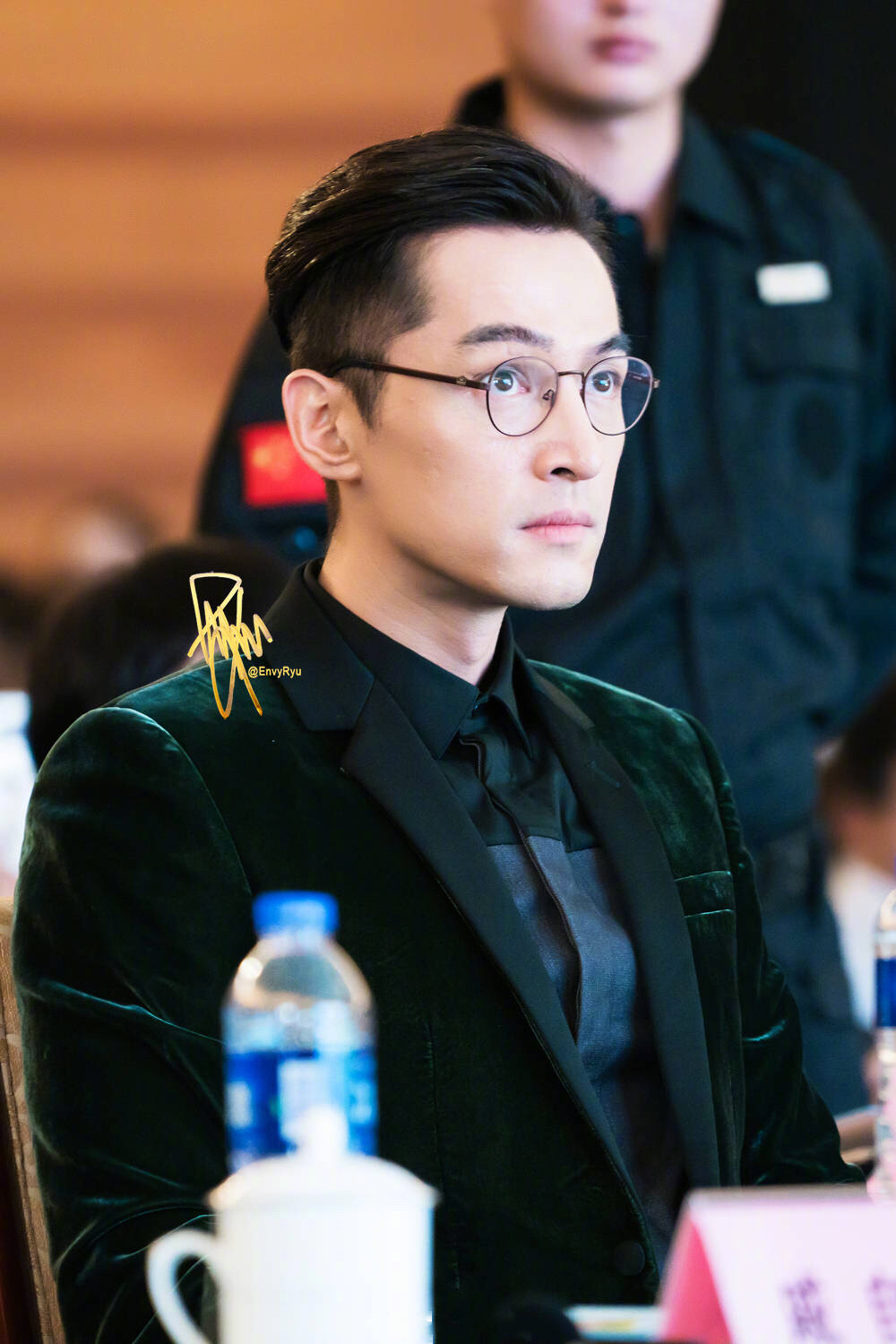 戴眼镜的胡歌,斯斯文文的,这张脸,是多少部言情小说的男主标配啊