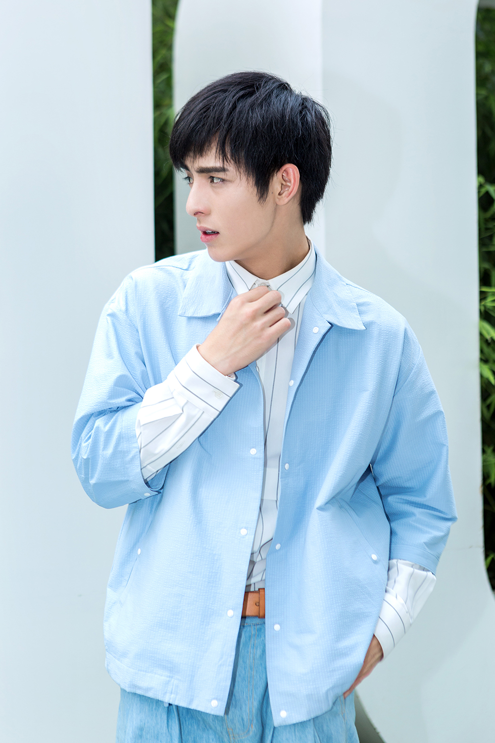 王皓轩夏日写真清爽来袭 网友:好想在小哥哥的眼睛里游泳!