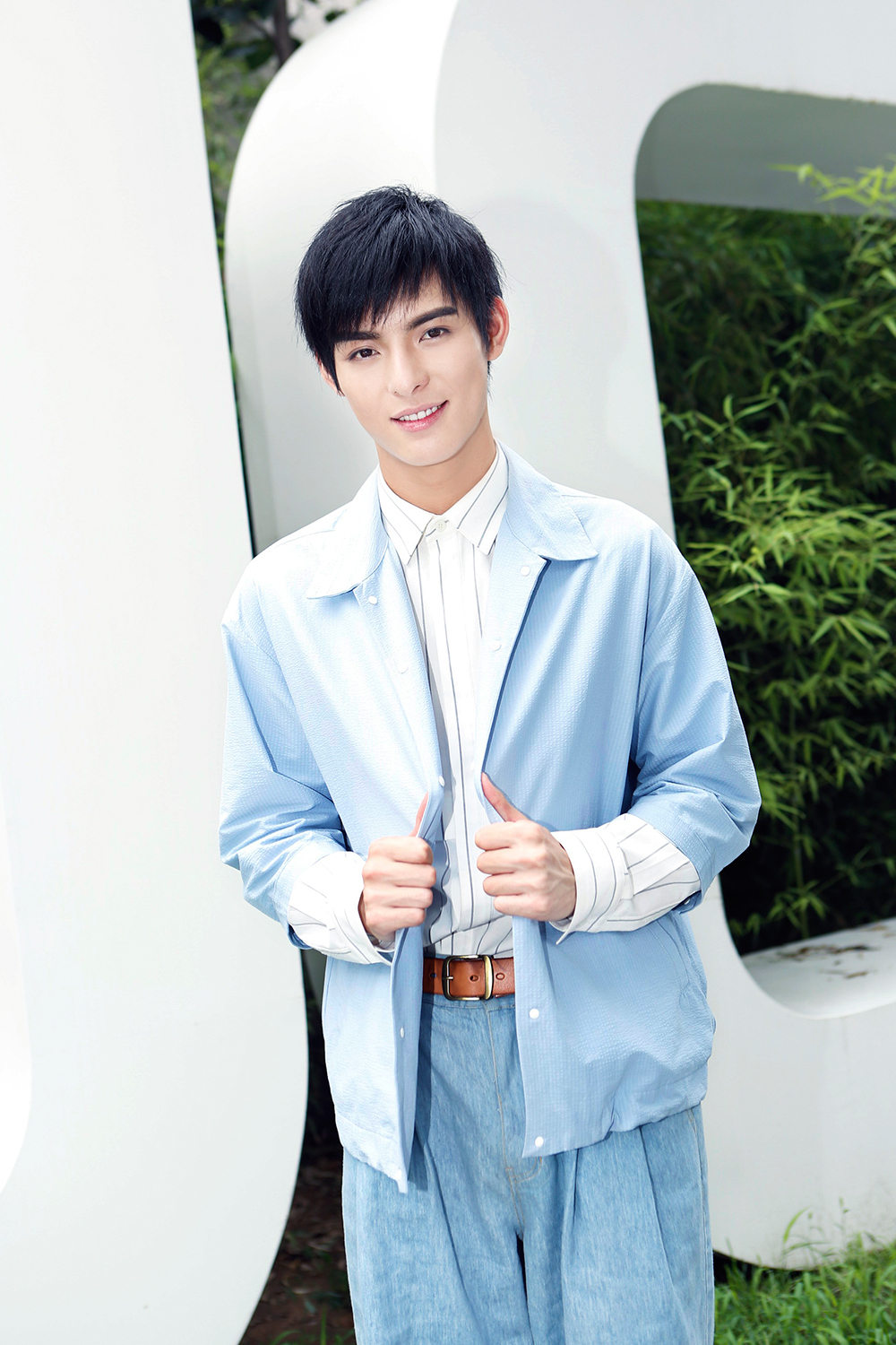 王皓轩夏日写真清爽来袭 网友:好想在小哥哥的眼睛里游泳!