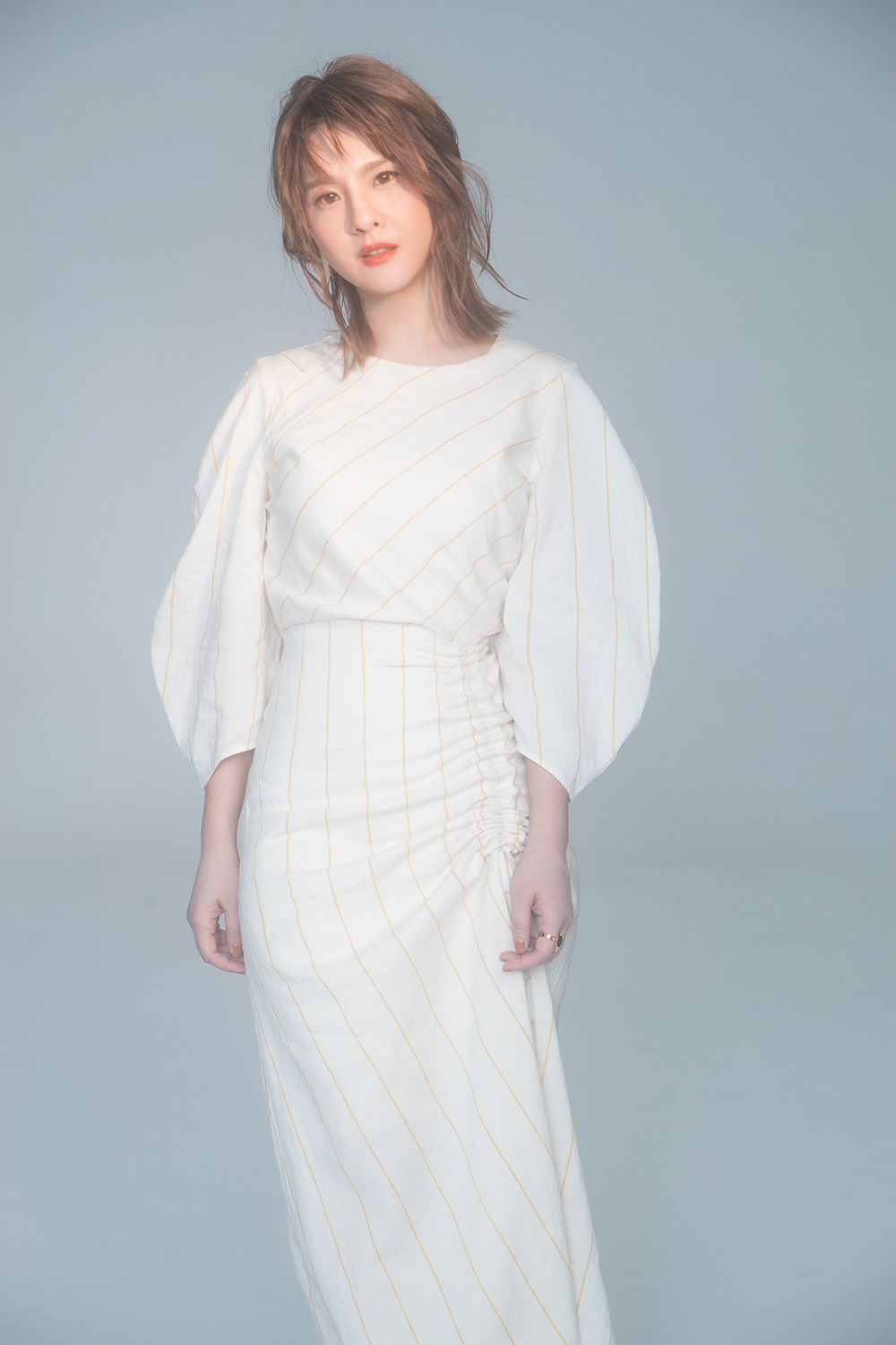 冻龄女神郭静签约飞内地 光影写真极致通透尽显知性温柔