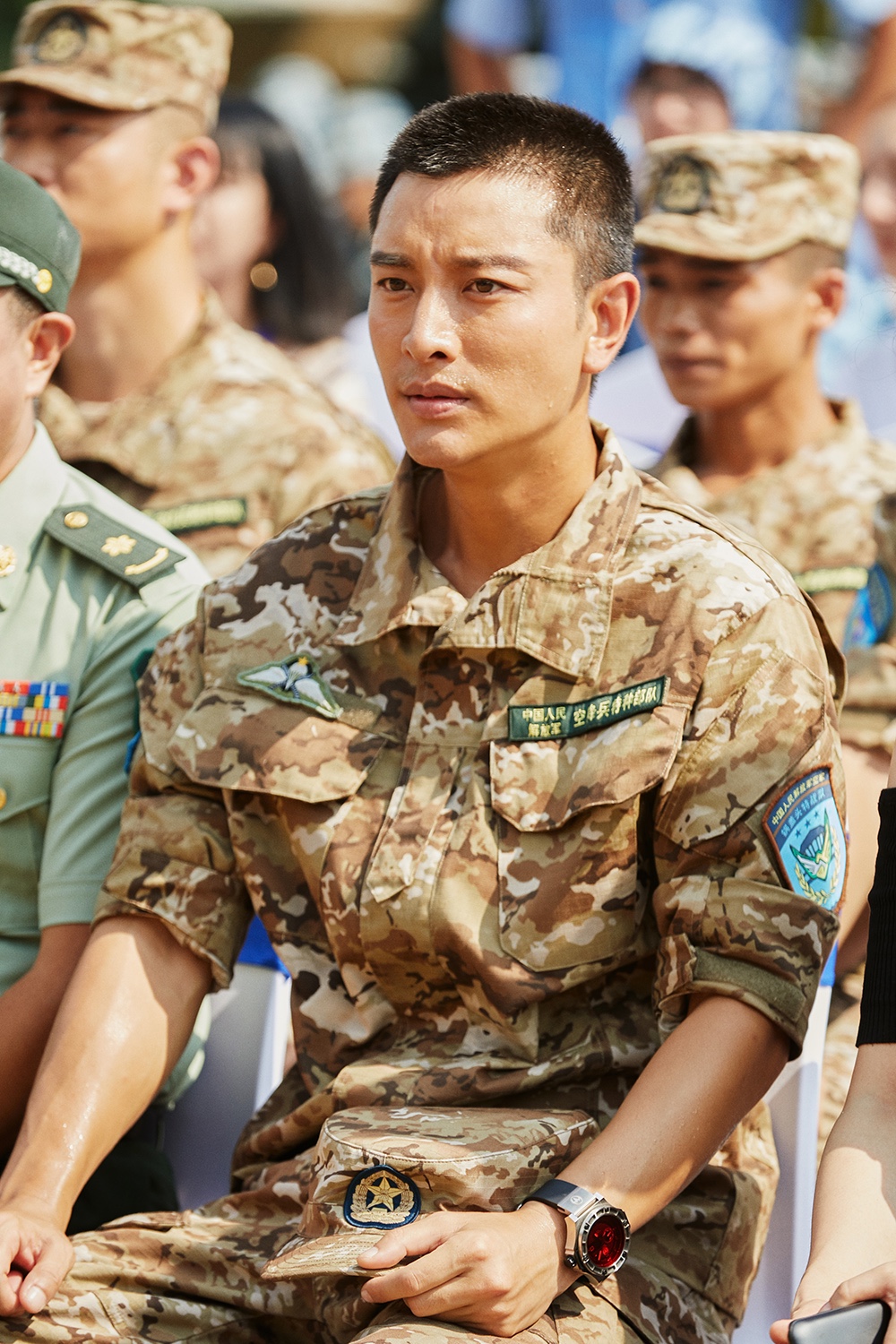 贾乃亮首演军旅题材大戏为戏减重20斤