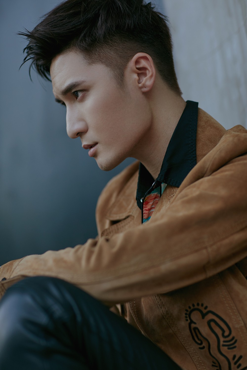 刘海宽曝光最新写真侧颜深刻定格高级质感