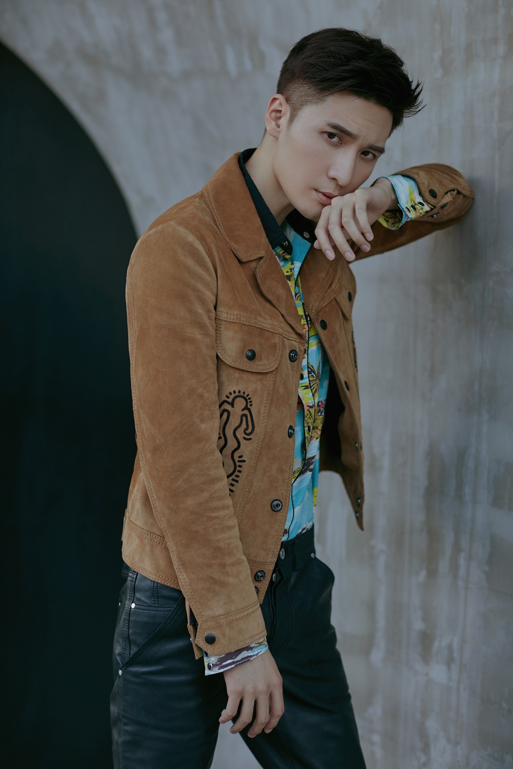 刘海宽曝光最新写真侧颜深刻定格高级质感