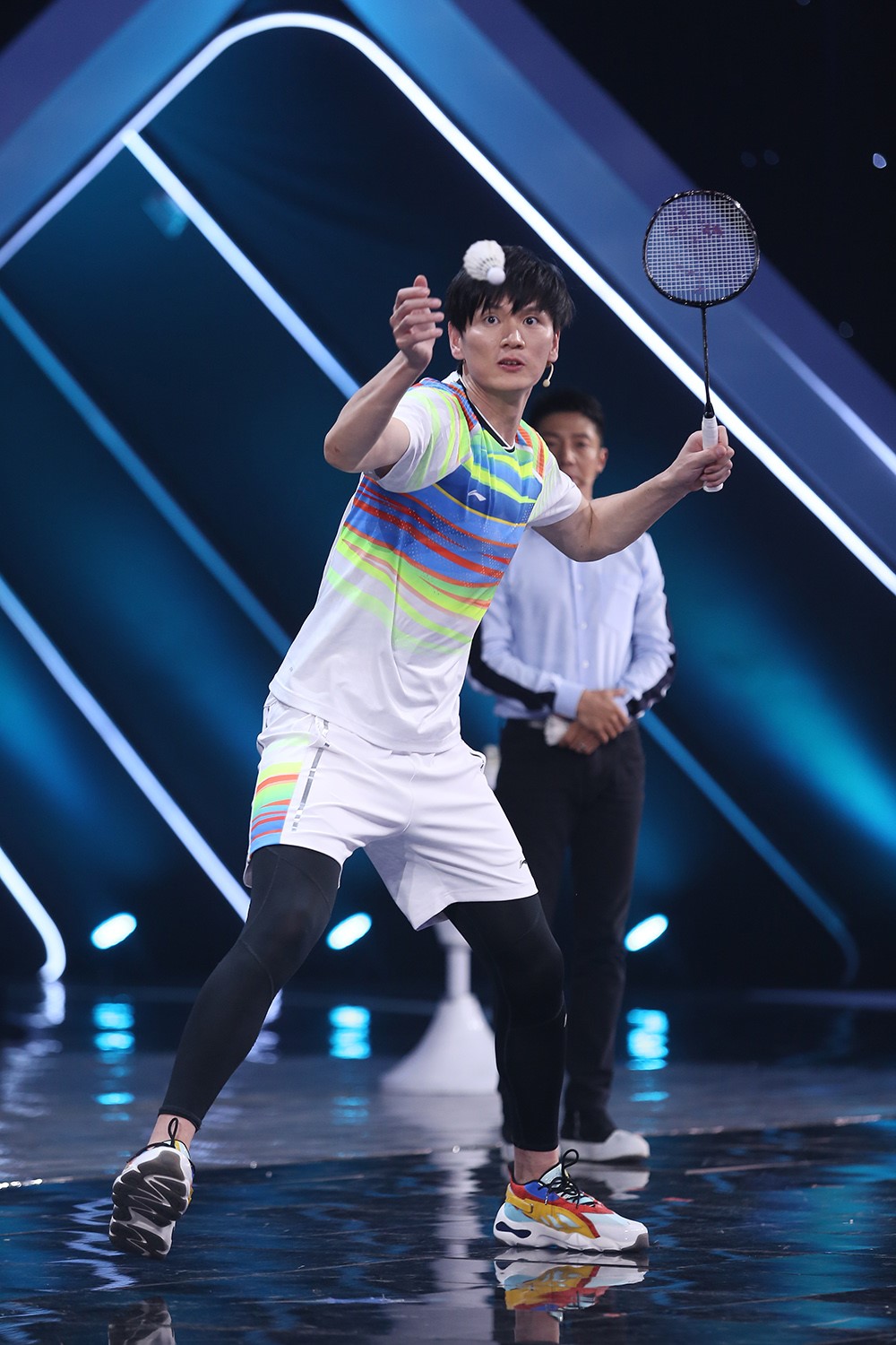 鲍春来"面击"机器人打烂球拍 撒贝宁解说堪比韩乔生