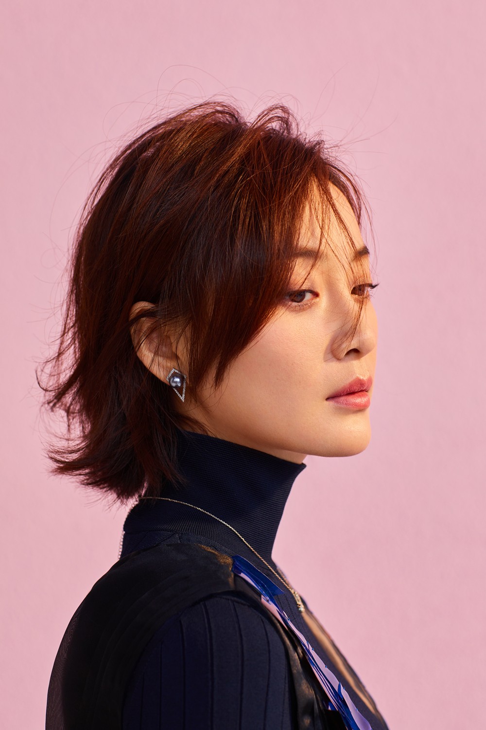 徐梵溪造型优雅   近日,演员徐梵溪一组最新写真曝光,片中她身着