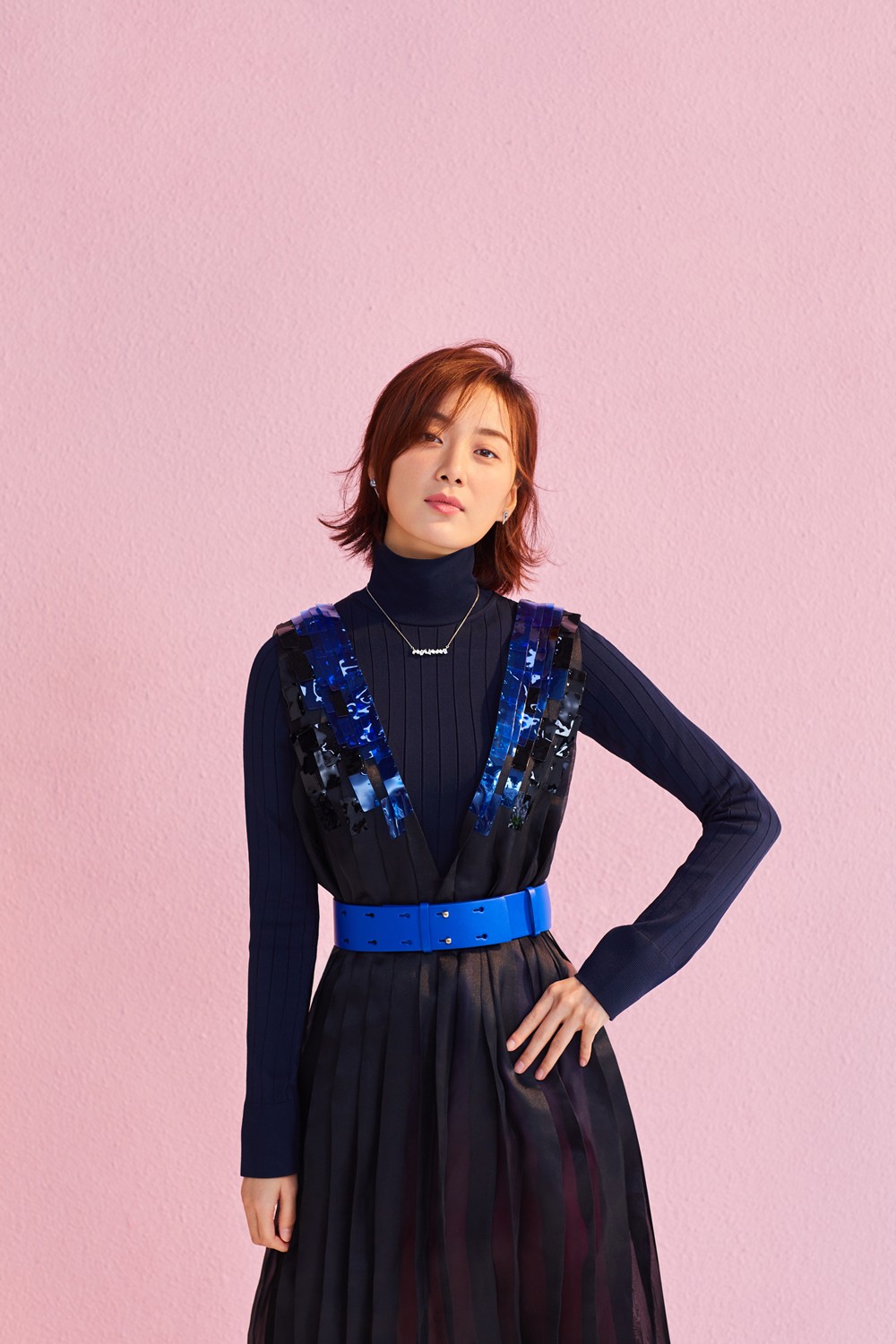 徐梵溪大方自然出镜 淡雅时尚彰显精致美感