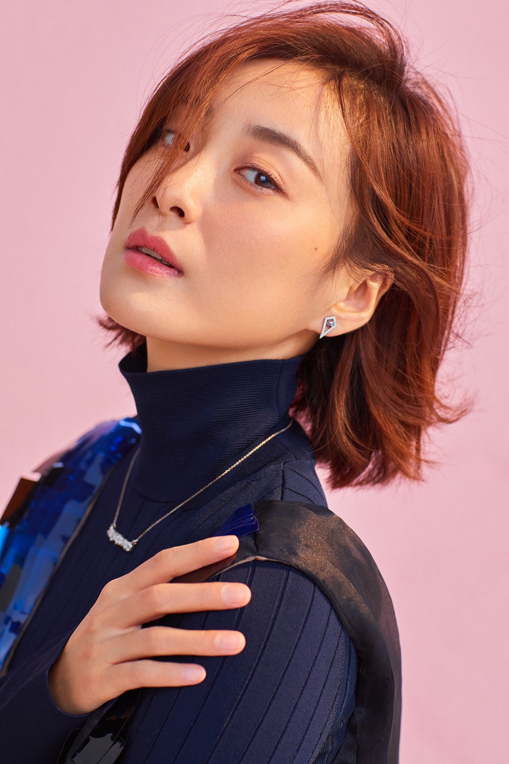 徐梵溪大方自然出镜 淡雅时尚彰显精致美感