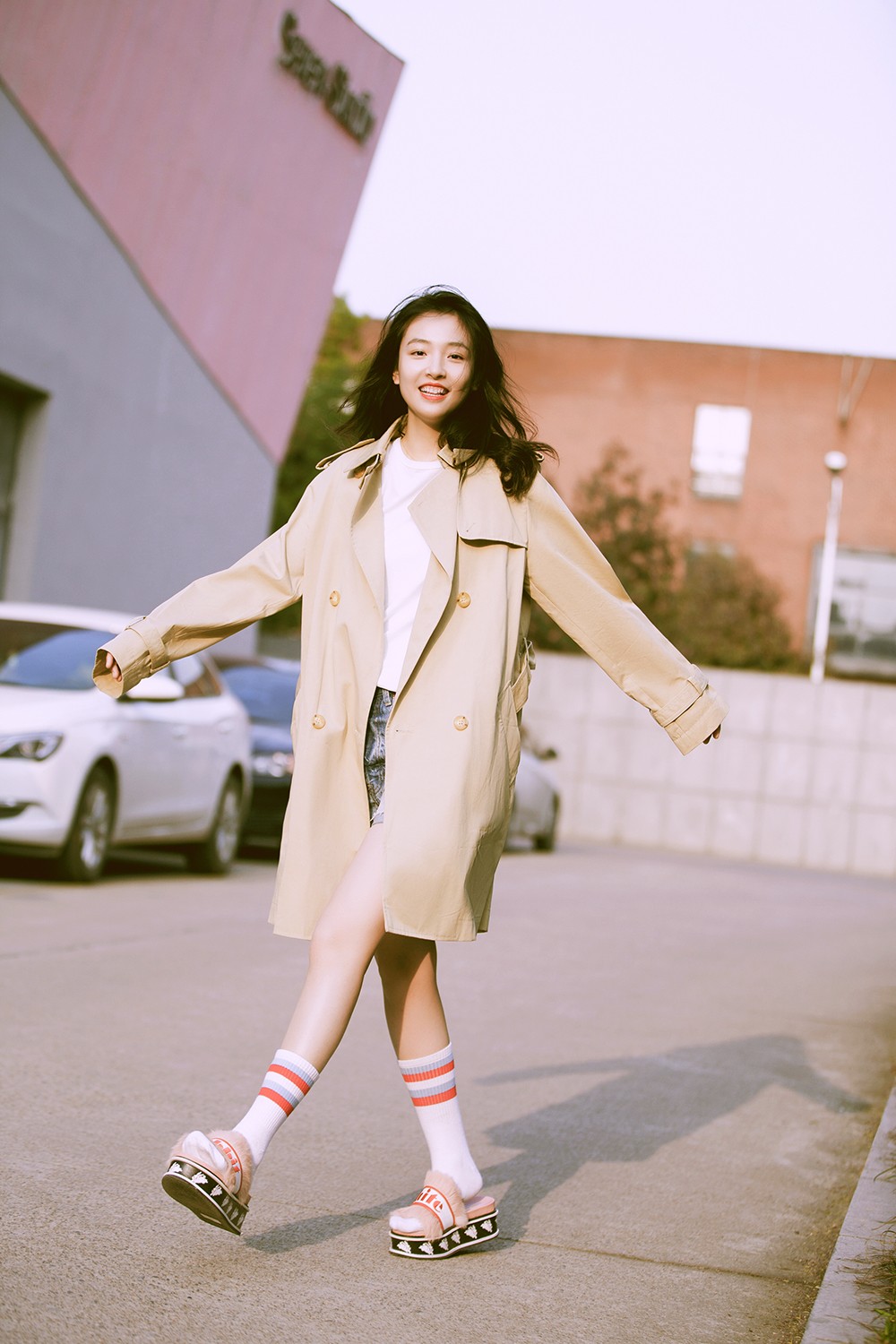 吴倩秋季写真曝光 鬼马少女演绎极简风尚