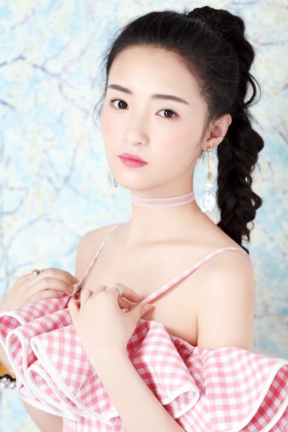 孙嘉琪甜美少女写真曝光,展现甜美笑容