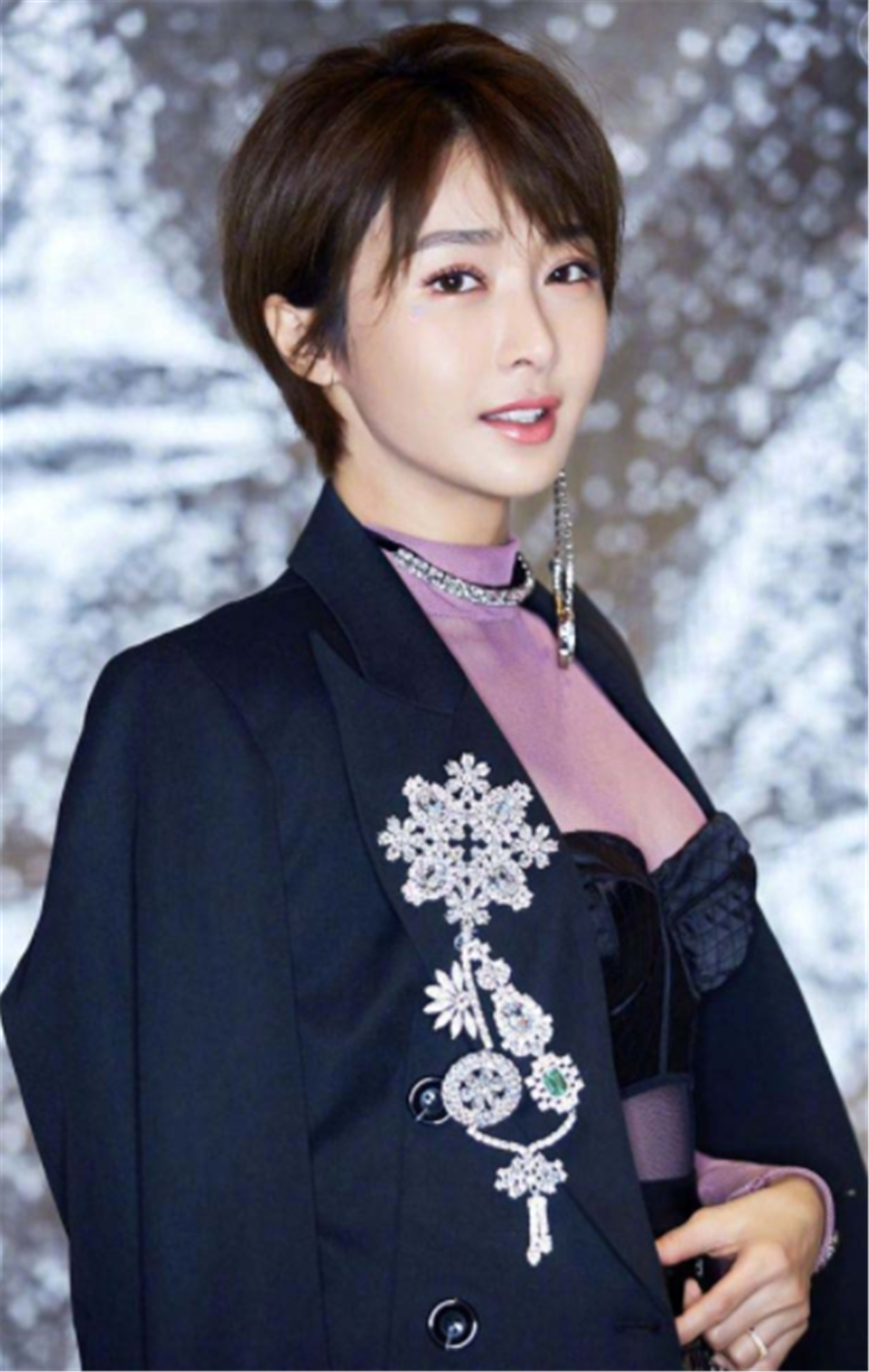 对父亲百亿资产不感兴趣参加好声音成名离婚后一直单身