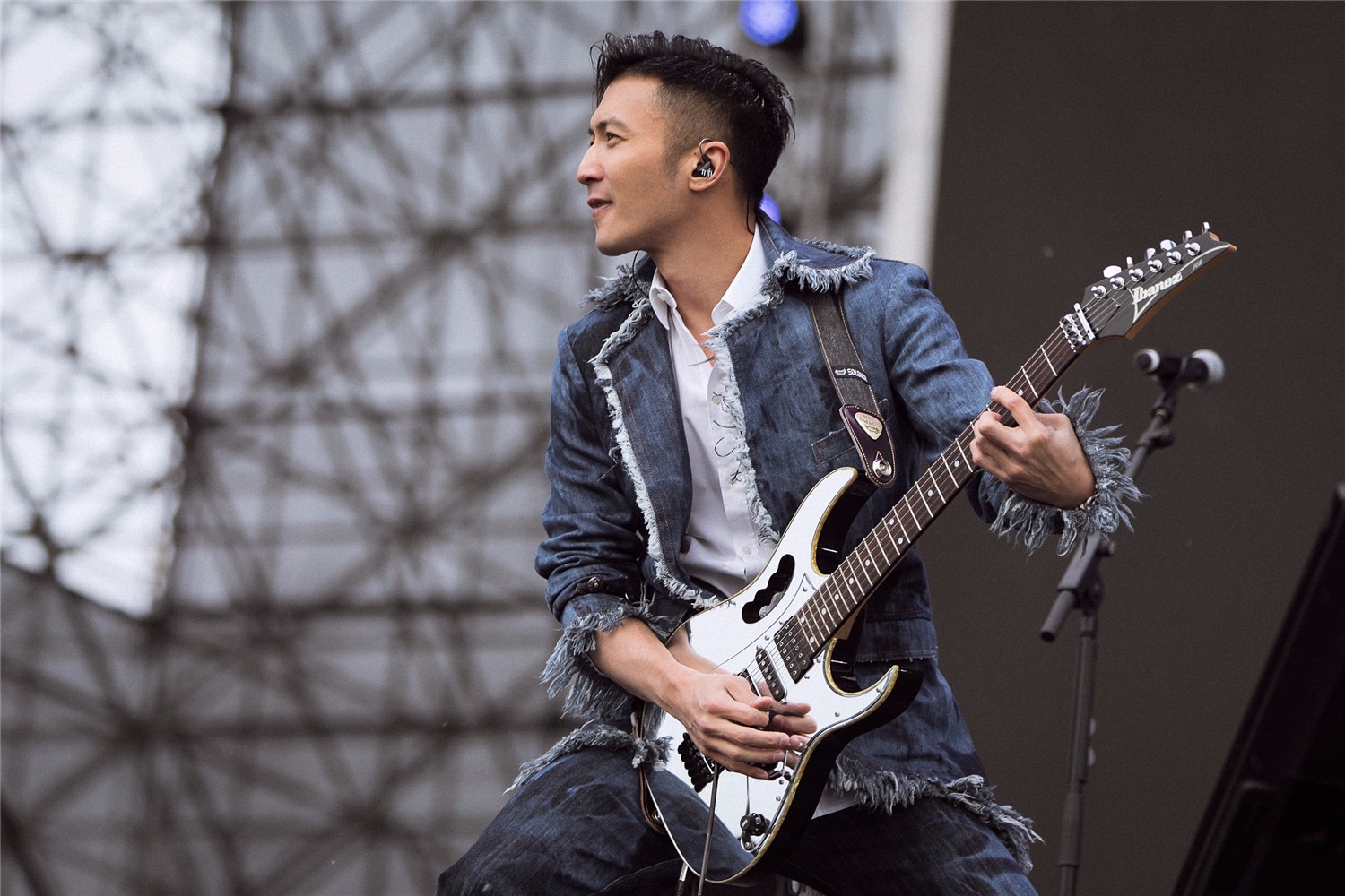 谢霆锋献唱格莱美音乐节 现场首唱新歌《放肆》|谢霆锋|格莱美|音乐节