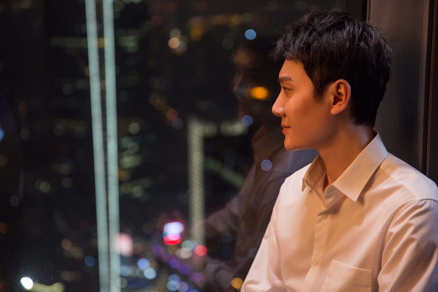 冯绍峰机车写真曝光 酷帅车手上线